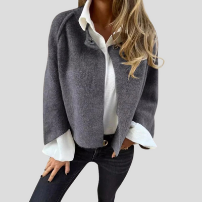 Short and stylish jacket with wide sleeves