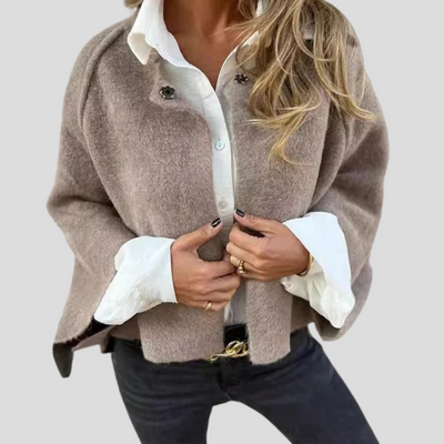 Short and stylish jacket with wide sleeves