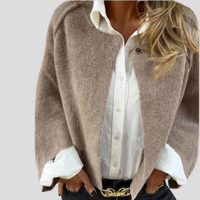 Short and stylish jacket with wide sleeves